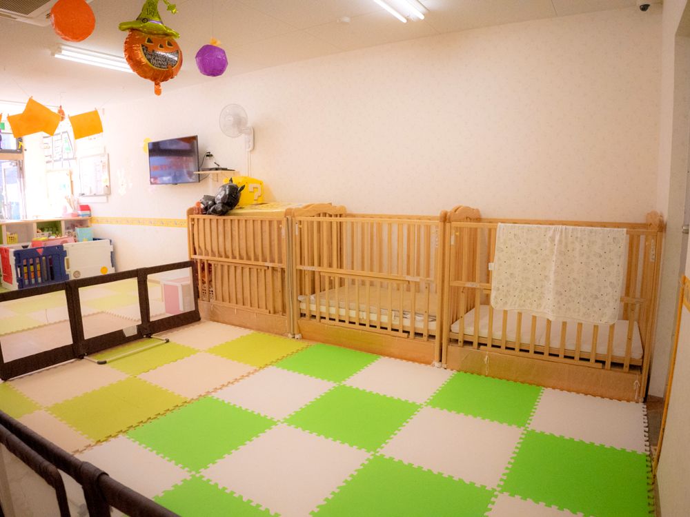 お昼寝用の木のベッドが並ぶ部屋