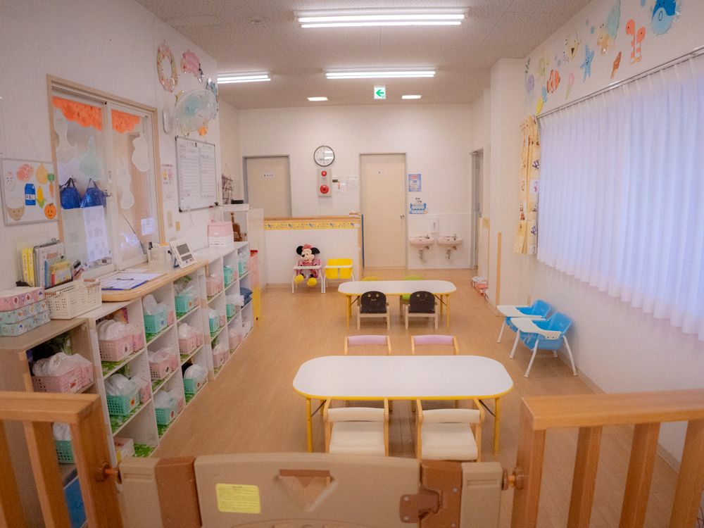 小さなテーブルといすが並ぶ部屋