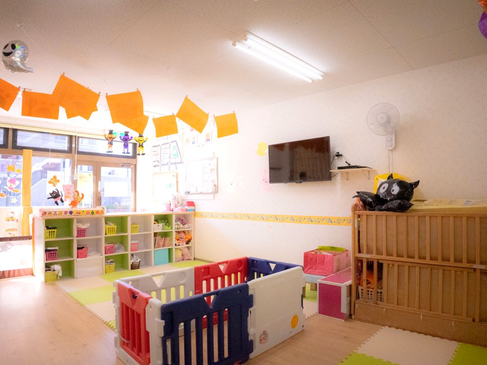 すくすくnurseryの保育室。季節の飾りとカラフルなマット